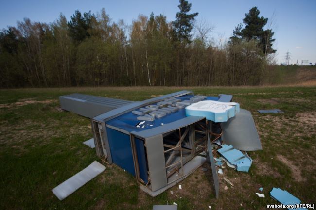 В Гродно упала 6-метровая стела на выезде из города. Фото: Радио «Свобода»