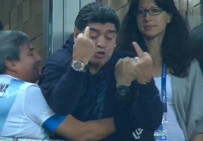 Марадона показывает счет, которого удалось избежать сборной Аргентины