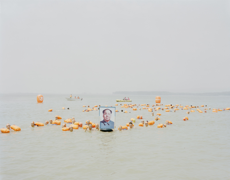 Чжан Кечун. Люди, пересекающие Желтую реку с фотографией Мао Цзэдуна. Хэнань, 2012. Источник: mfm.by