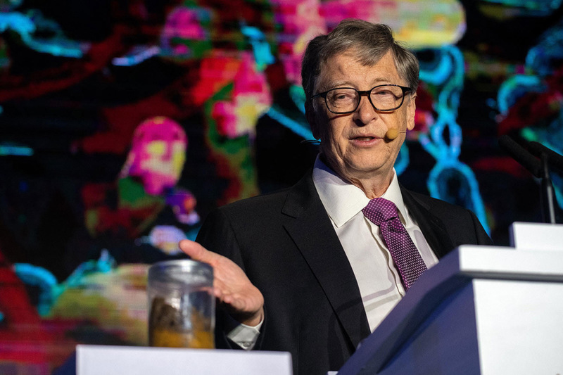 Билл Гейтс и образец. Фото: AFP
