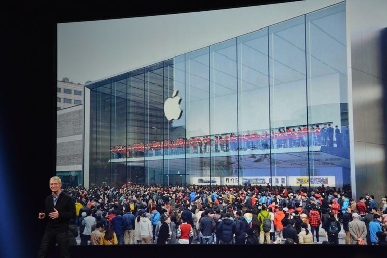 Тим Кук на презентации рассказывает об открытии новых магазинов Apple в Китае, март 2015