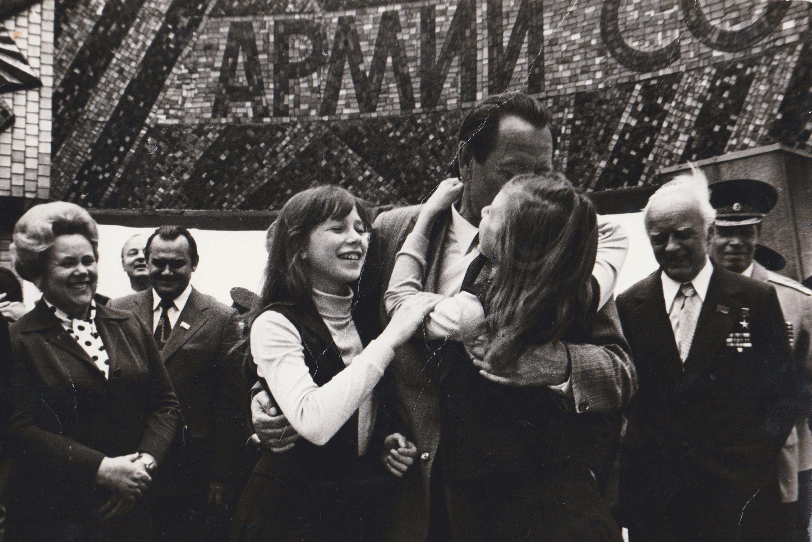 Пётр Машеров с внучками Катей и Леной на Кургане Славы
