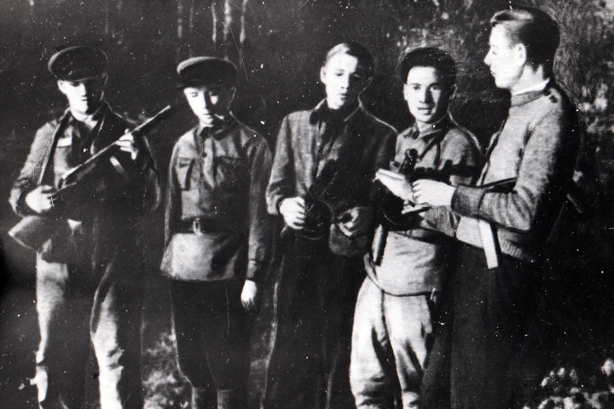 Пётр Машеров (второй слева), 1942 год
