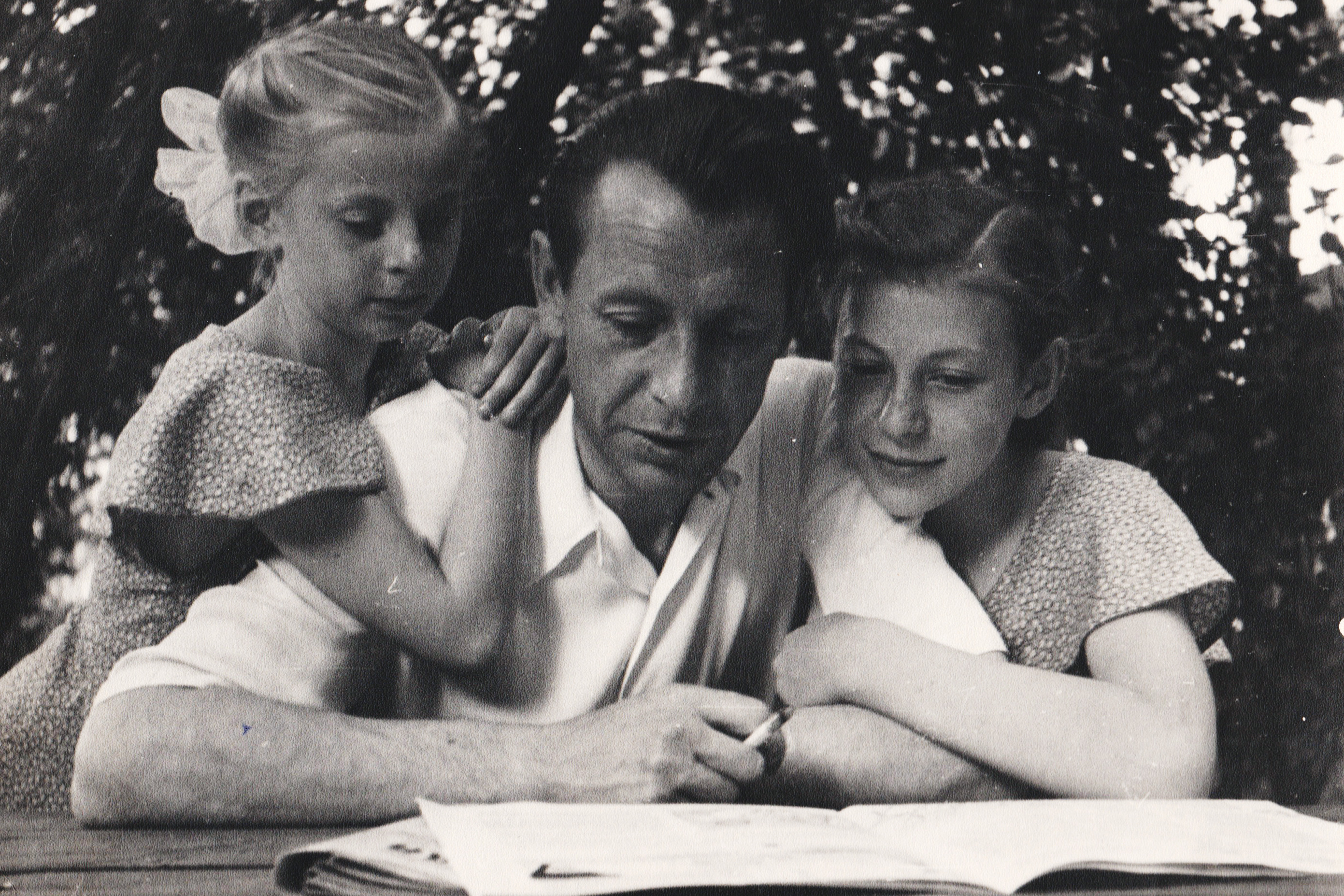 Пётр Машеров с дочерьми Леной и Наташей