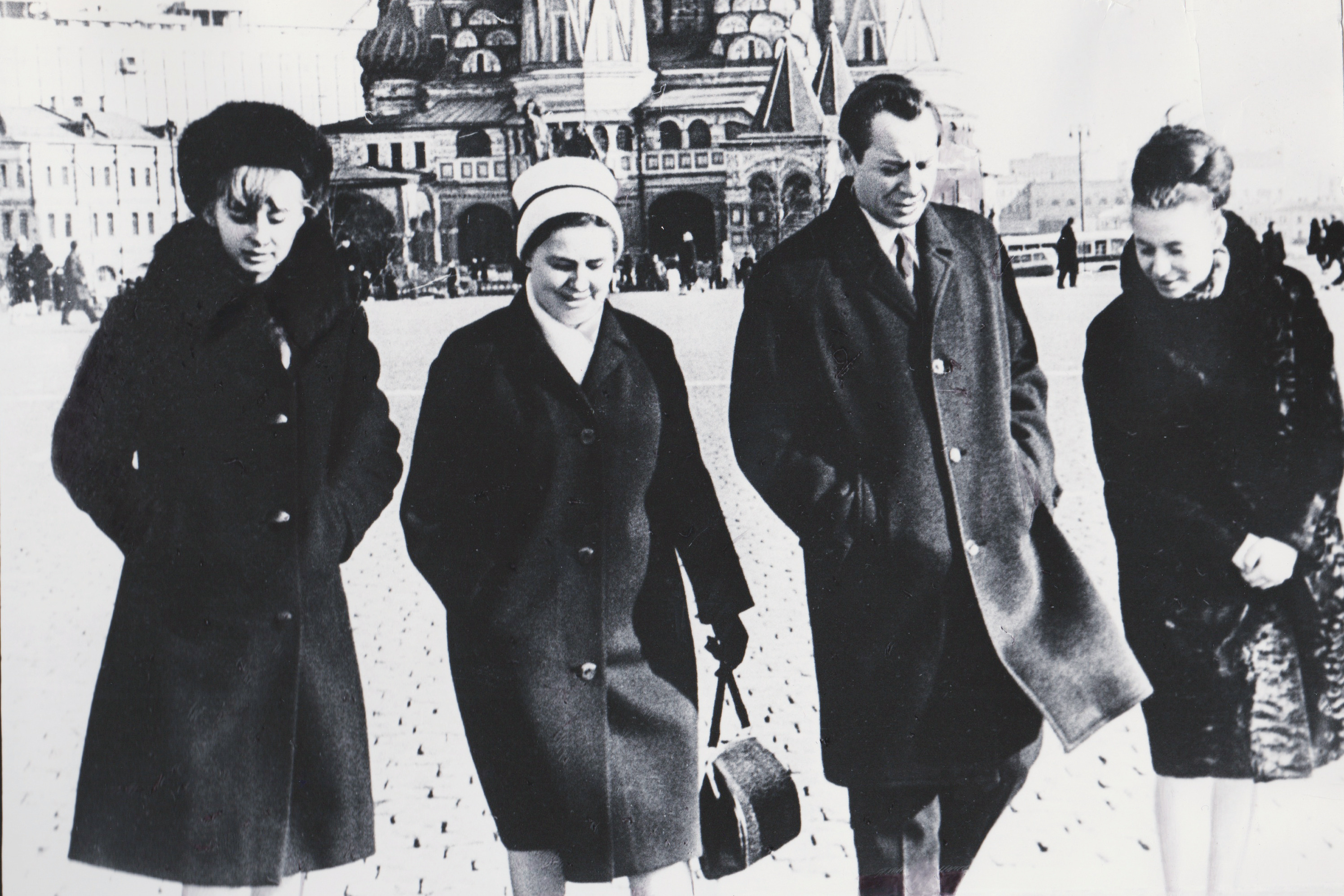 Пётр Миронович, Полина Андреевна (жена) и дочери Наташа и Лена на Красной площади в Москве