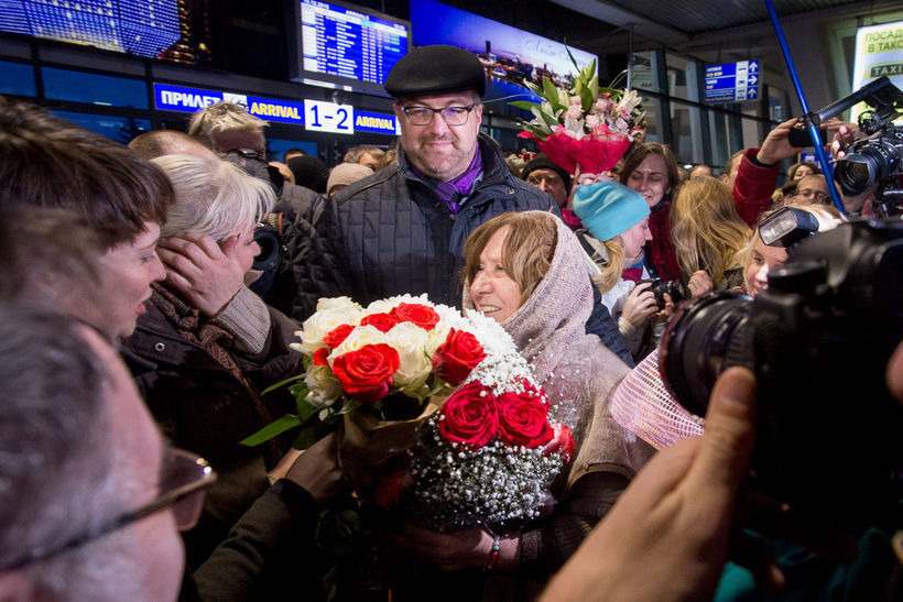 Алексиевич встречают в аэропорту после вручения Нобеля, фото: Евгений Ерчак