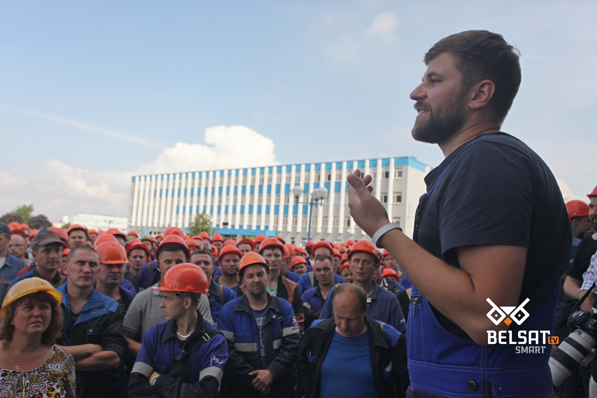 Юрий Рововой выступает перед рабочими Гродно Азота. Фото: БЕЛСАТ