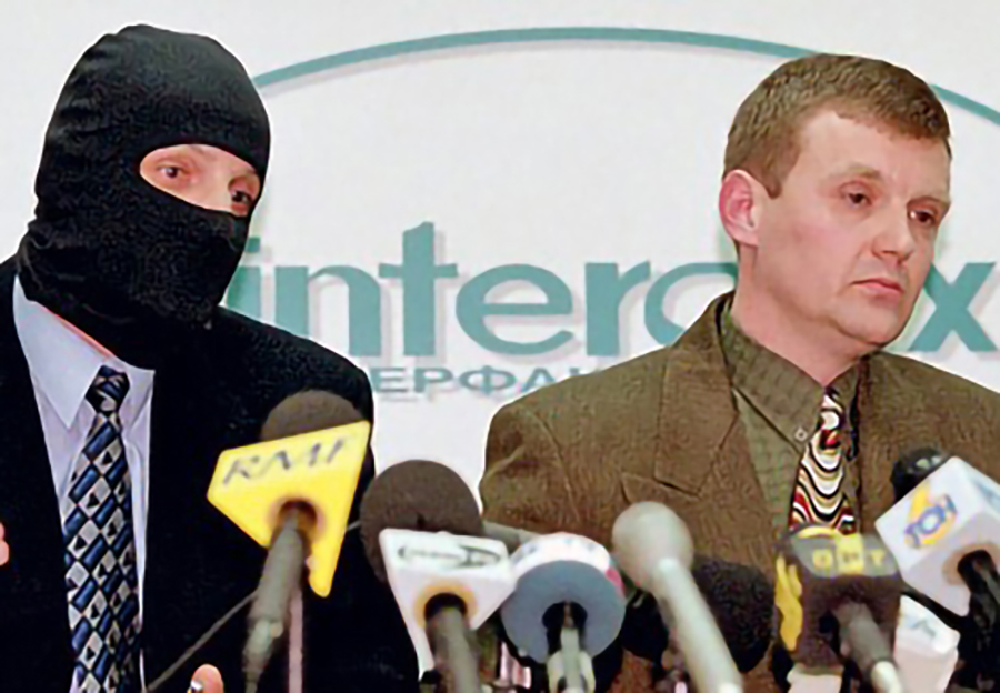 Александр Литвиненко (справа) на пресс-конференции 1998 года