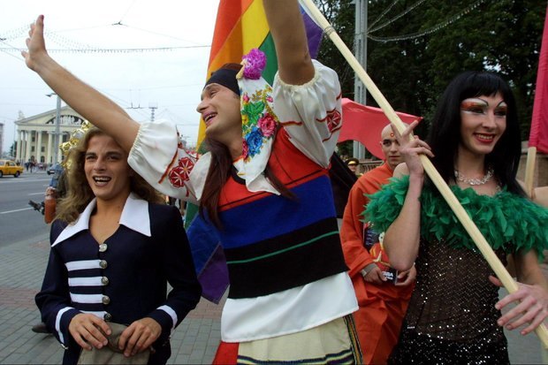 Фото с гей-парада 2000 года в Минске 
