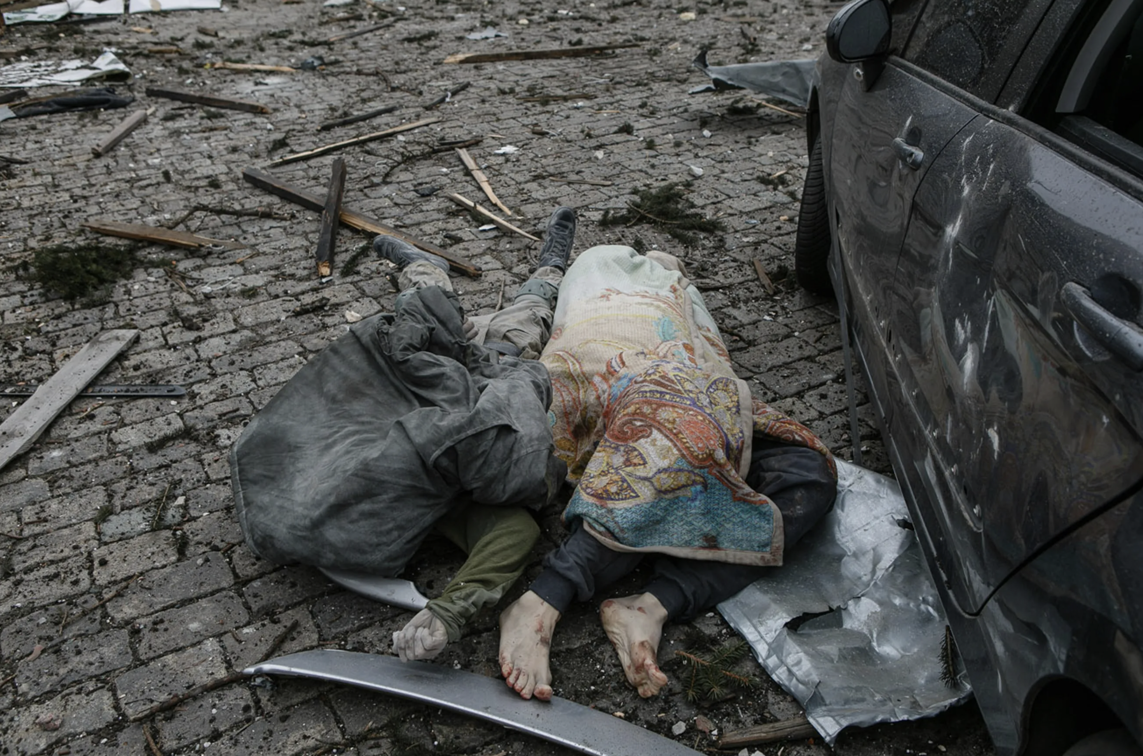 Тела жертв обстрела площади Свободы в Харькове