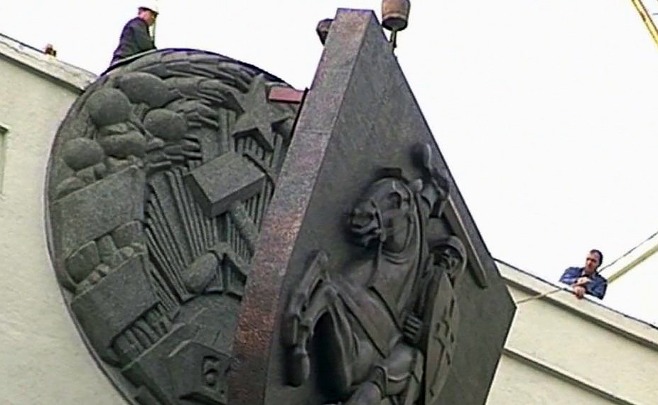 Демонтаж герба Погоня на Доме Правительства в Минске