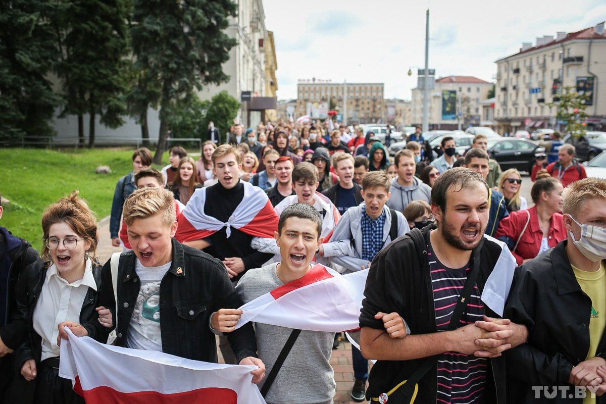 Сексуальная студентка с большими сиськами трахается с одногруппником в универе и парке