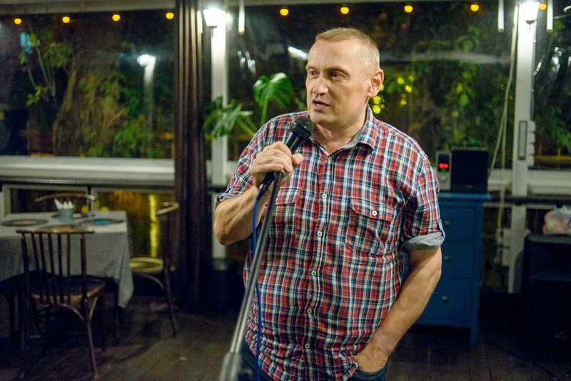 Алесь Липай во время своего последнего публичного выступления, Минск, кафе «Битлджус», август 2018 года. Источник: naviny.by