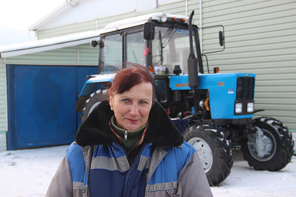 Галина Кожанова и тот самый трактор. Фото: budakosh.by