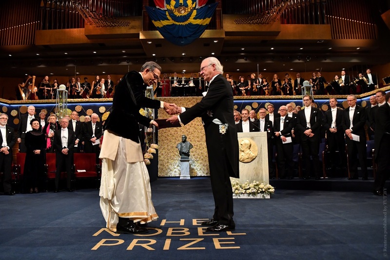 Король Швеции Карл XVI Густав вручает награду исследователю Абхиджиту Банерджи