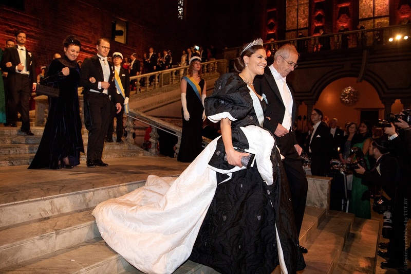 Наследница шведского престола — кронпринцесса Виктория – на лестнице Ратуши Стокгольма. Там по традии провели церемионию 