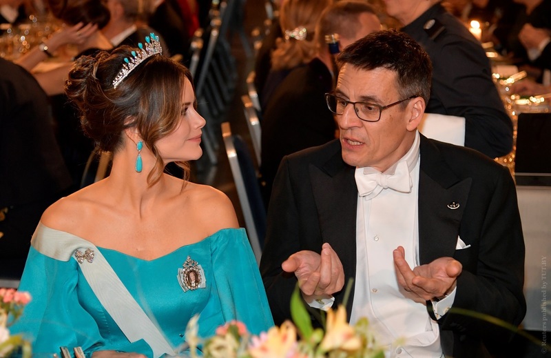Принцесса Швеции София и лауреат Нобелевской премии по физике Дидье Кело болтают за ужином 