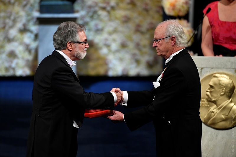 Король Швеции Карл XVI Густав вручает награду американскому ученому Грегг Л. Семенца