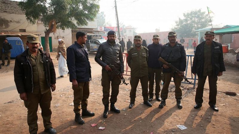 Пакистанские полицейские стоят на страже рядом с тюрьмой Мултана после суда по делу о богохульстве 