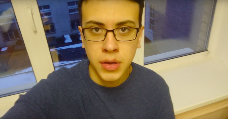 Скриншот видео, на котором молодой человек представляется Глебом Тихончуком 