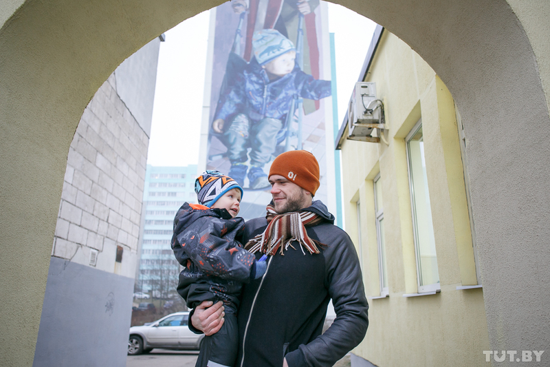 Лукас Семченко с отцом Андреем. Фото: Вадим Замировский для TUT.by