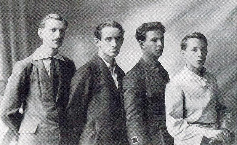 Лазарь Хидекель (второй слева)