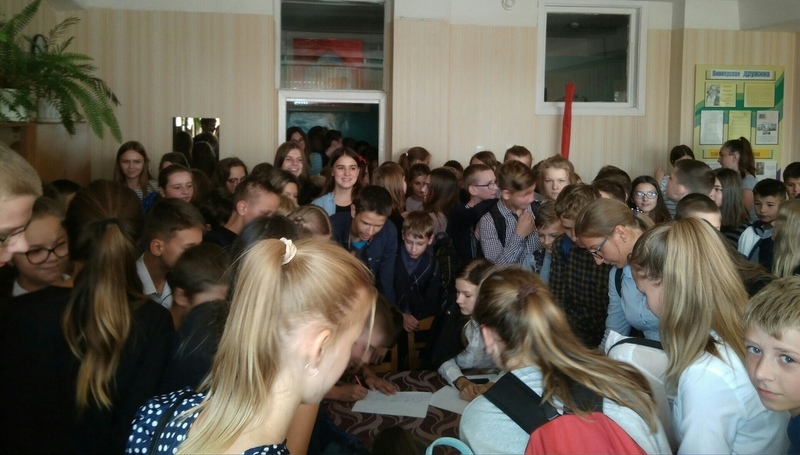 Ученики ставят подписи в поддержку директора, фото из соцсетей