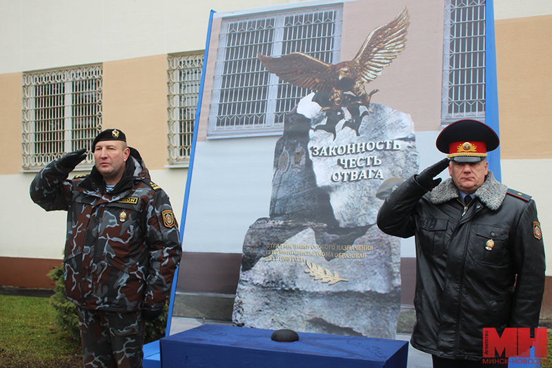 На заднем плане − изображение знака, который установят в Минске. Фото: «Минск-Новости»