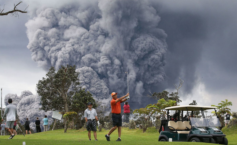 На фоне происходит извержение вулкана на Гавайях. Фото: Mario Tama, Getty