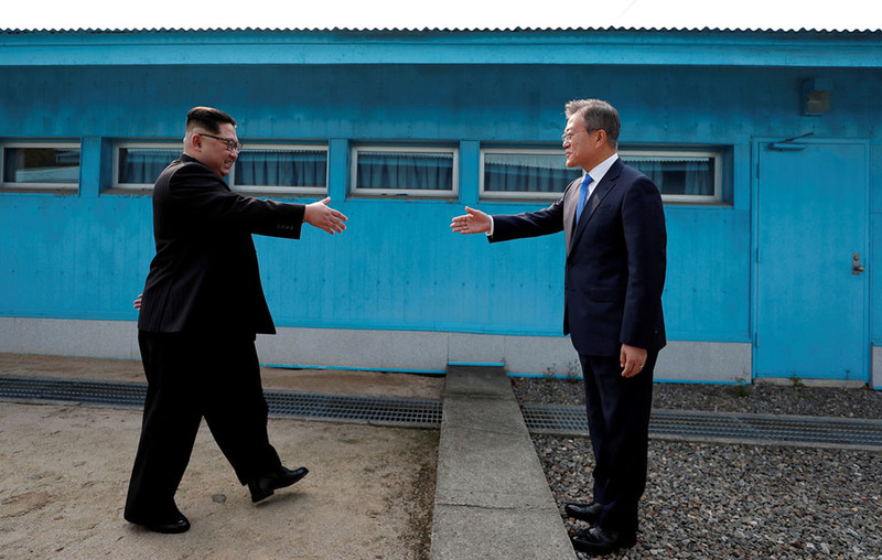 Встреча президентов Северной и Южной Кореи. Ким Чен Ын через минуту переступит границу стран − это историческое событие. Korea Summit Press Pool, Reuters