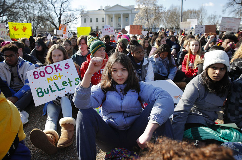 Школьники протестуют возле Белого дома против распространения оружия в стране. Фото: Carolyn Kaster, AP
