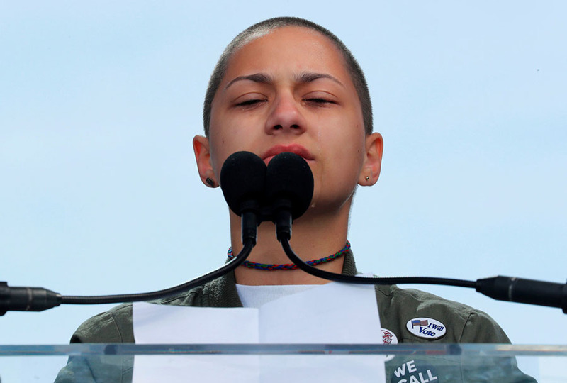 Активистка Эмма Гонсалес выступает с речью после массового убийства в американской школе, где она и сама находилась в тот момент. Фото: Jonathan Ernst, Reuters
