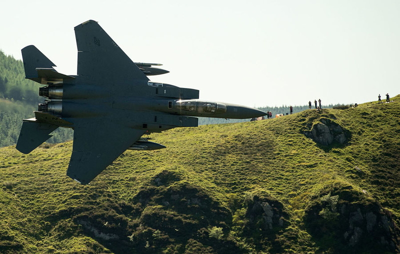 Пилот на истребители F-15 показывает очень опасный манёвр. Фото: Oli Scarff, AFP, Getty