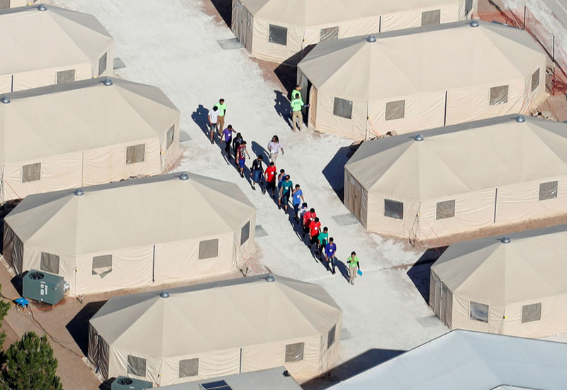 Детей иммигрантов забрали от их родителей на границе США и Мексики и разместили в таком лагере недалеко от границы. Фото: Mike Blake, Reuters
