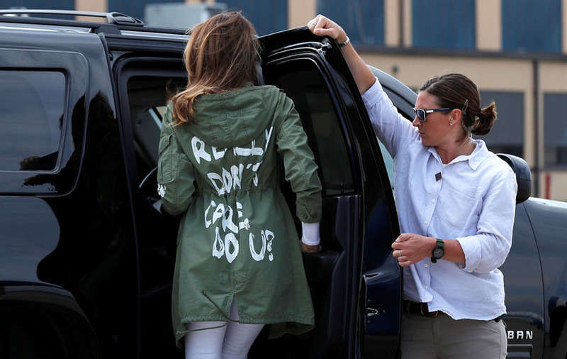 Первая леди США Мелания Трамп. На спине написано: «Мне пофиг. А вам?». В этот момент она посещала границу Мексики и США, где сохраняется серьёзный конфилкт вокруг иммигрантов. Фото: Kevin Lamarque, Reuters