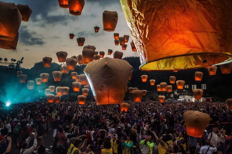 Туристы выпускают тысячи небесных фонариков во время ежегодного фестиваля фонарей в Тайване в марте. Фото: BILLY H.C. KWOK / GETTY IMAGES