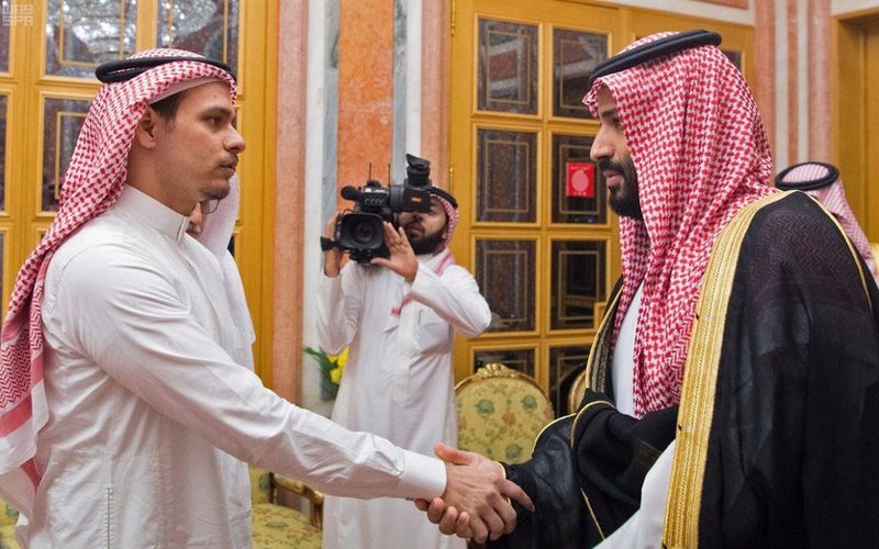 Салах Хашоги (слева), старший сын убитого саудовского журналиста Джамаля Хашоги, в октябре пожимает руку наследному принцу Саудовской Аравии Мухаммеду бен Сальману, который пригласил его на встречу в Эр-Рияд, чтобы высказать соболезнования. Сенат США обвинил саудовского кронпринца в убийстве, а саудовские чиновники отрицают причастность королевской семьи. Фото: AFP