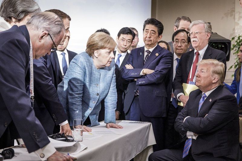 Канцлер Германии Ангела Меркель совещается с президентом США Дональдом Трампом в окружении премьер-министра Японии, президента Франции и других мировых лидеров на саммите G7 в Канаде. Фото: JESCO DENZEL / BUNDESREGIERUNG / GETTY IMAGES