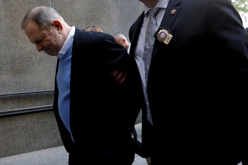 Голливудский продюсер Харви Вайнштейн сдался полиции в Нью-Йорке в мае. Его обвиняют в ряде случаев изнасилования и сексуального насилия, он всё отрицает. Фото: SHANNON STAPLETON / REUTERS