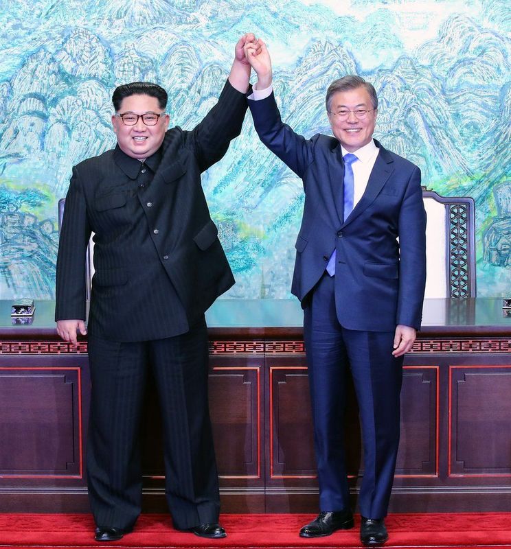 Ким Чен Ын (слева) и президент Южной Кореи Мун Чжэ Ин (справа) торжественно взялись за руки после подписания Панмунджомской декларации о мире, процветании и объединении Корейского полуострова в апреле. Встреча стала третьим межкорейским саммитом после разделения полуострова в 1945 году. Фото: GETTY IMAGES
