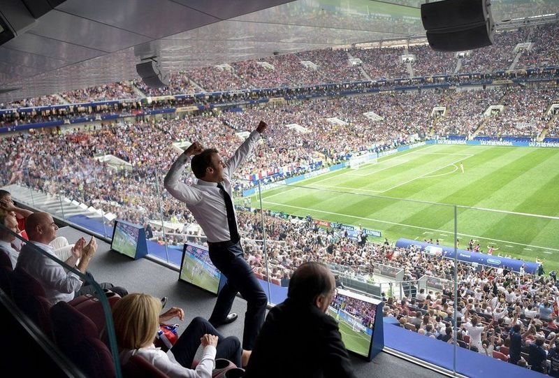 Президент Франции Эмманюэль Макрон на стадионе «Лужники» в Москве радуется победе Франции над Хорватией в финале Чемпионата мира по футболу. Фото: ALEXEY NIKOLSKY / AFP