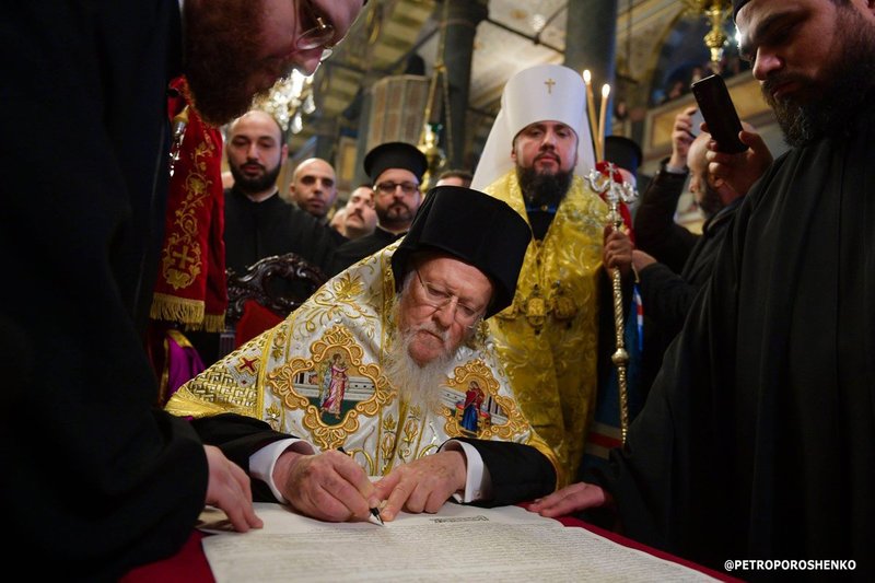 Патриарх Варфоломей подписывает томос