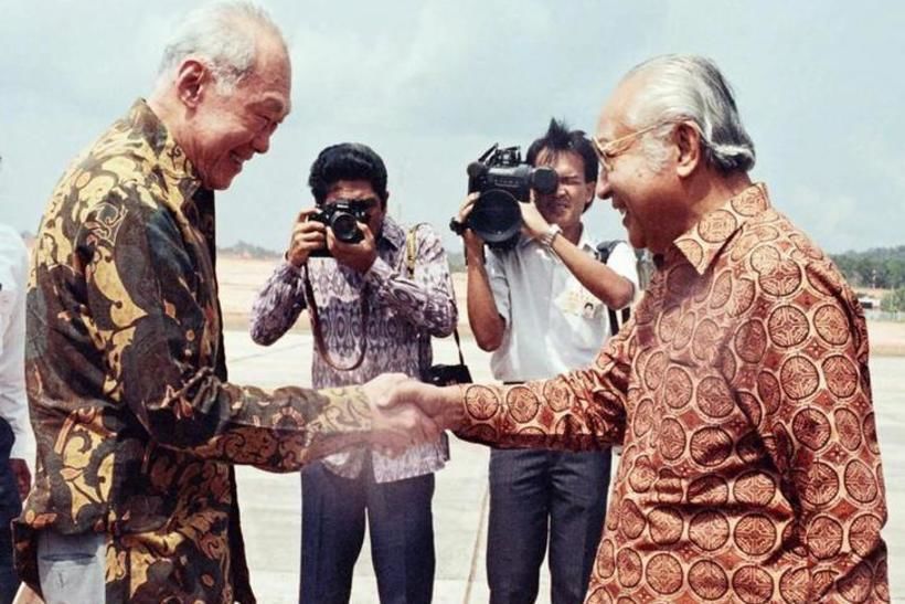 Президент Индонезии Сухарто (справа) пожимает руку премьер-министру Сингапура Ли Куан Ю (слева)
