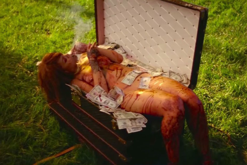 Кадр из клипа "Bitch Better Have My Money". Rihanna