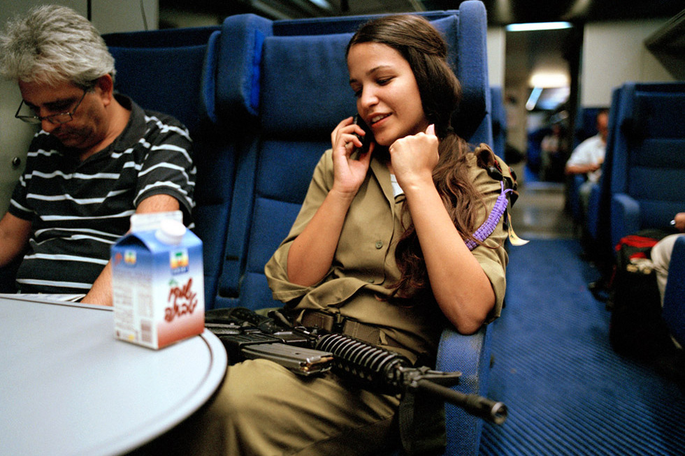«Michal on the train going home», Тель-Авив, Израиль (2006). Фото: Rachel Papo