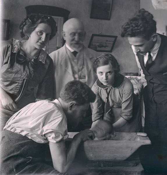 У стола с новорожденным, 13 июля 1912 года. Фото: Илья Раутенштейн (Беларусь)