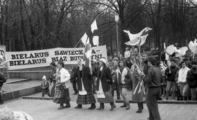 Первый в истории День Воли, 1990 год. Надпись на растяжке: «Беларусь савецкая- Беларусь бяз будучыні»